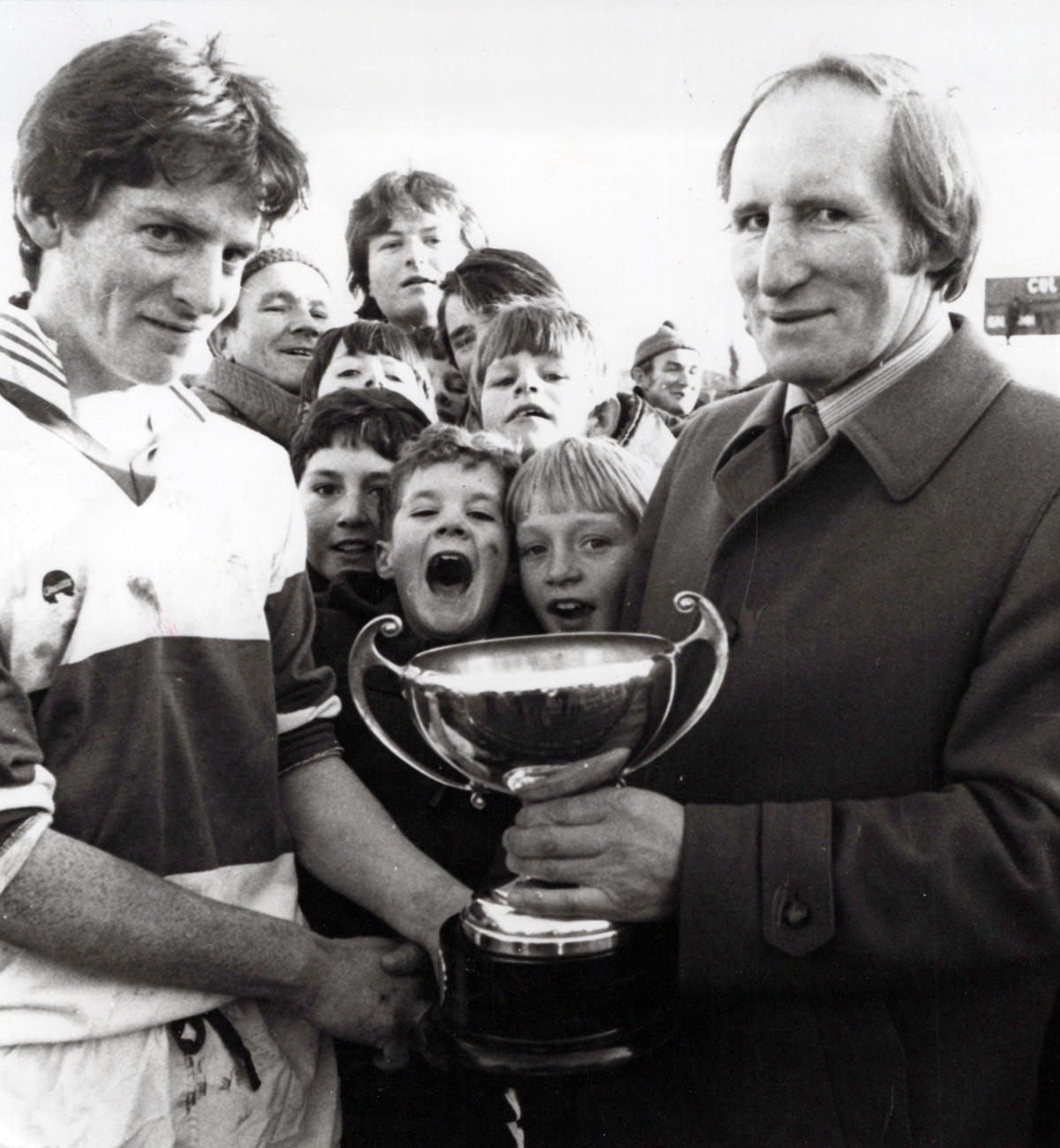 Seamus Smyth captained the side superbly and accepted
                        the Jack Delaney Cup from county chairman Sean
                        Ramsbottom following the victory
